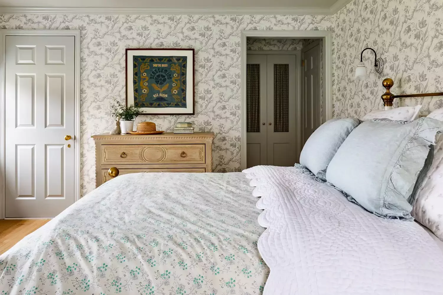37 Beautiful Aesthetic Bedroom Ideas to Transform Your Space 37 Go Vintage Style