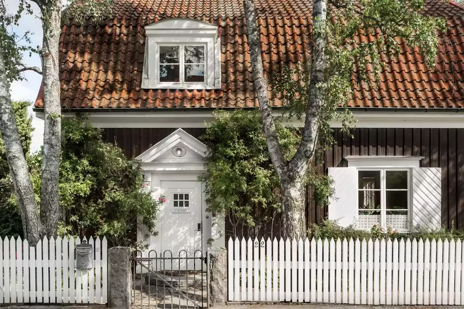 31 Stunning Front Yard Fence Ideas That Will Transform Your Home's Curb Appeal Go for Traditional Pickets