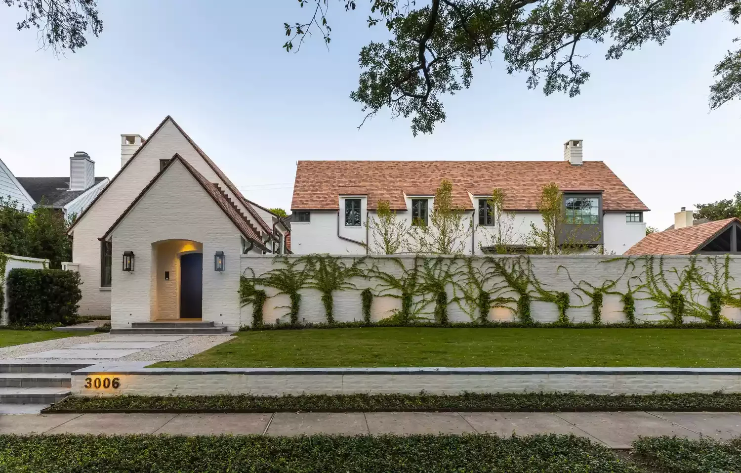 31 Stunning Front Yard Fence Ideas That Will Transform Your Home's Curb Appeal Go for a Cohesive Built-In Fence