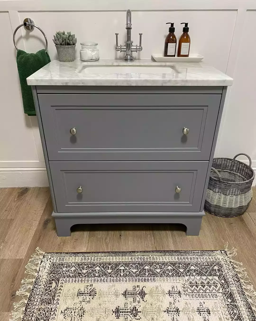 23 Brilliant Bathroom Rug Ideas That Will Transform Your Space 11 Go for a Tonal Look
