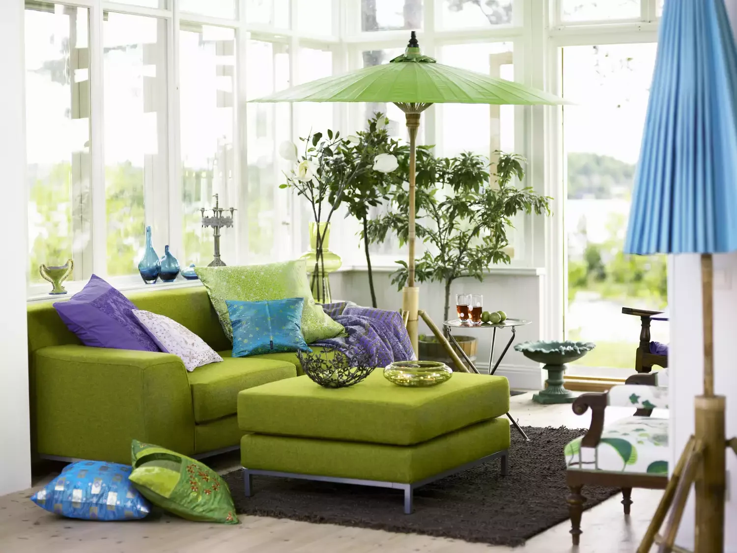 9 Stunning Ways to Style Your Emerald Green Sofa in the Living Room Go for a Tropical Feel