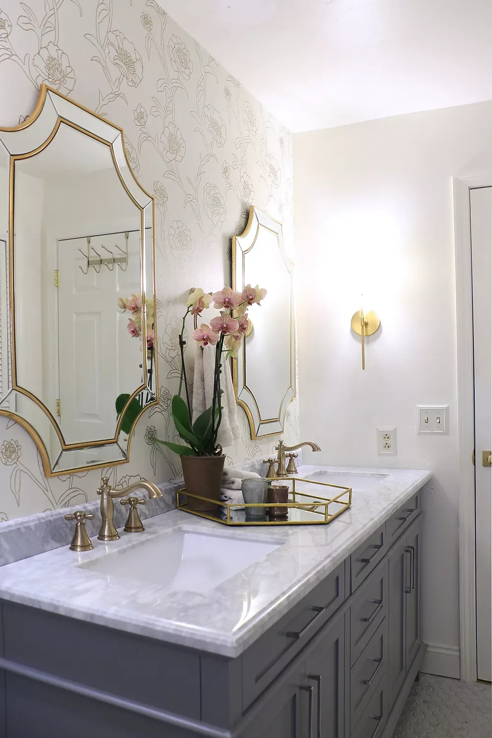 39 Stunning Bathroom Wallpaper Ideas That Will Transform Your Space 18 Gold Metallic Wallpaper