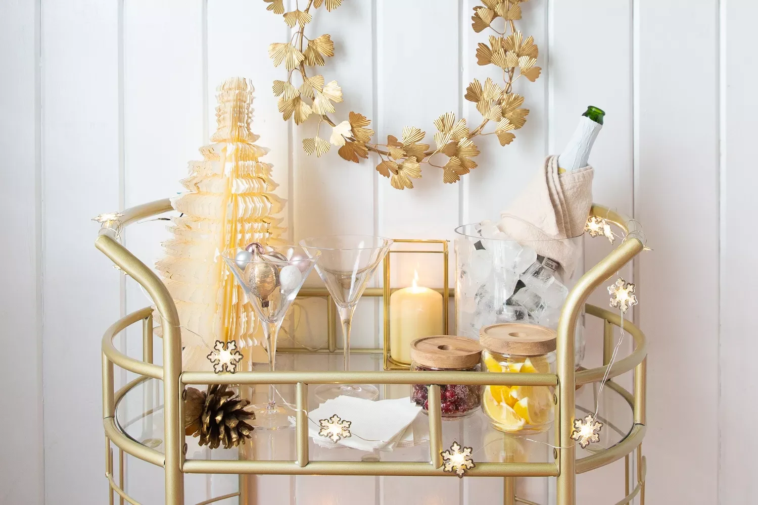 33 Creative New Year's Eve Home Party Ideas to Transform Your Space 26 Gold Theme