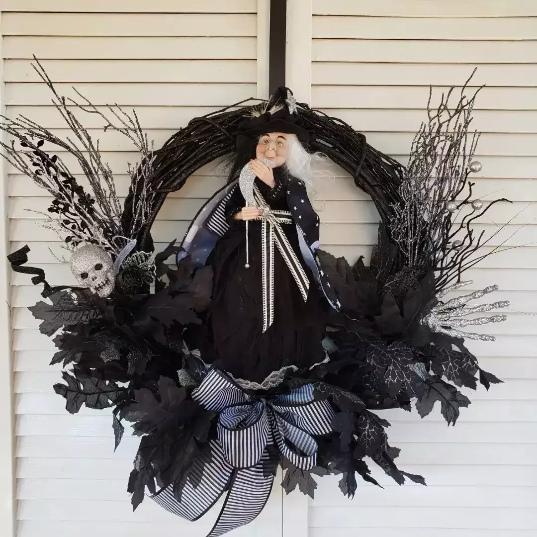 45 Spooktacular Halloween Wreath Ideas That Will Make Your Front Door the Neighborhood's Favorite Stop 12 Gothic Halloween Wreath