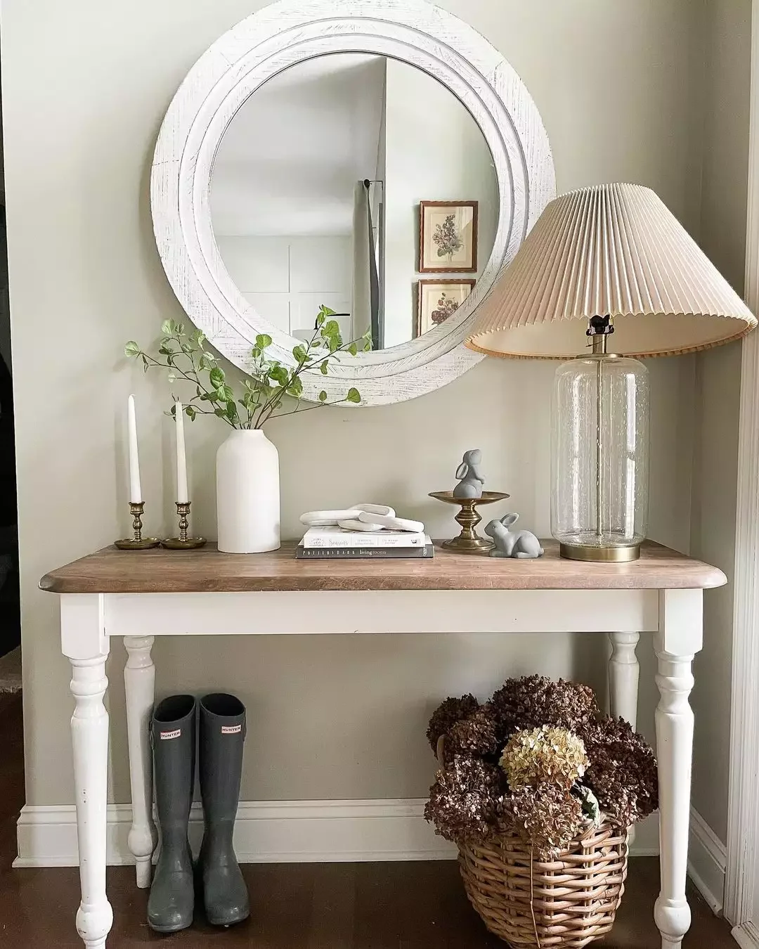 30 Stunning Entryway Table Styling Ideas That Welcome You Home 14 Grab a Chain