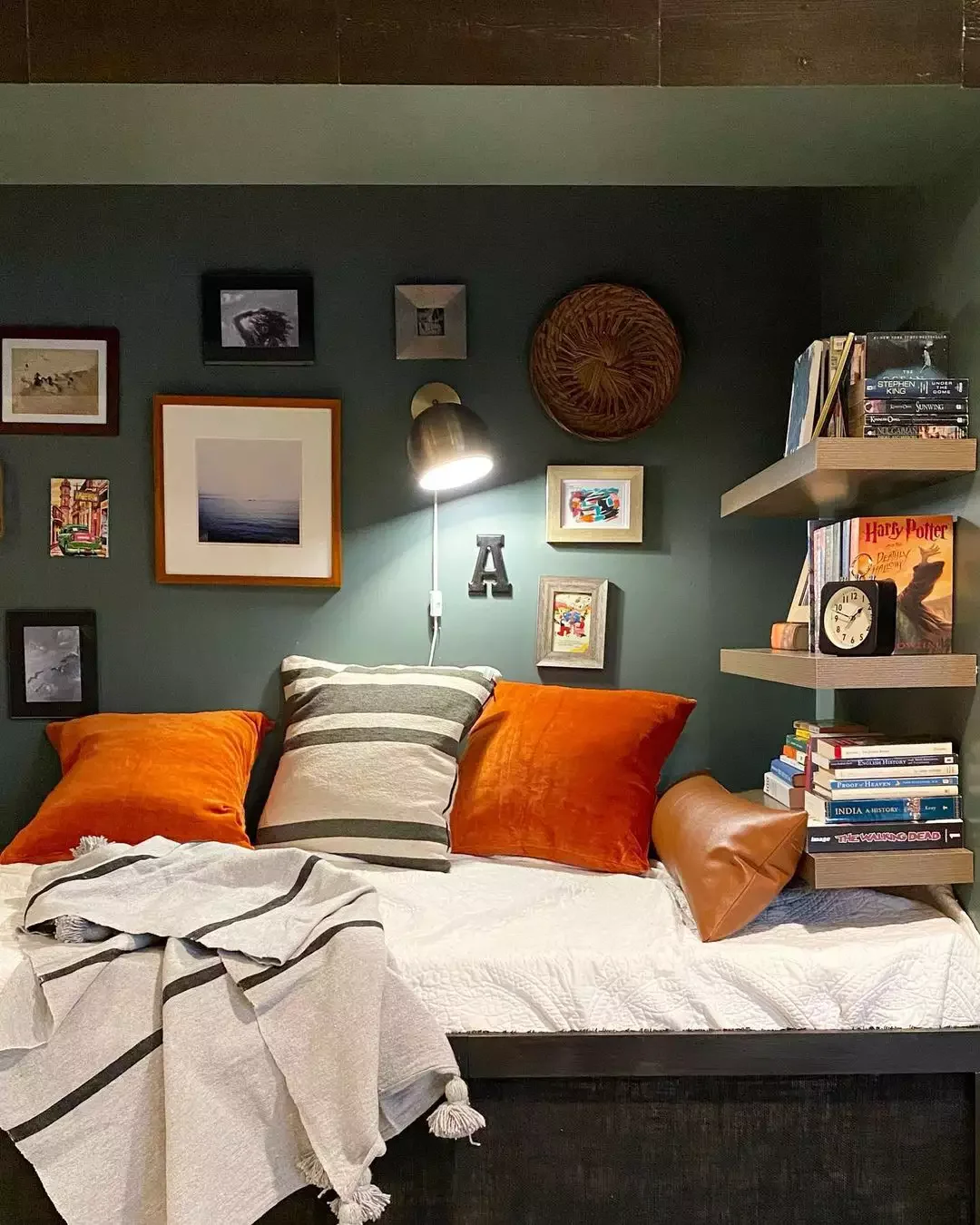 35 Stunning Green Bedroom Ideas That Will Transform Your Space 33 Green Ceiling
