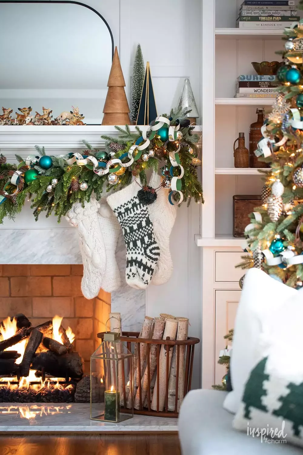 25 Stunning Christmas Lantern Ideas That'll Make Your Holiday Decor Absolutely Magical 5 Green Pillar Candles