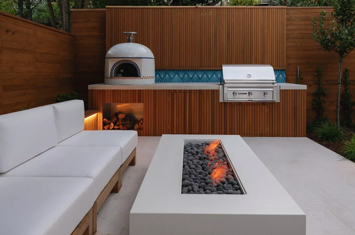 25 Amazing Backyard Transformations That'll Make Your Neighbors Totally Jealous 5 Grill Station and Pizza Oven