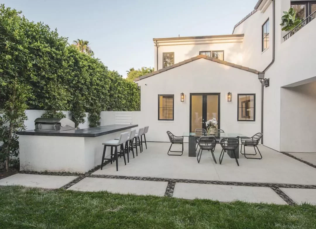 25 Creative Side Yard Transformations to Maximize Your Outdoor Space Grilling Area