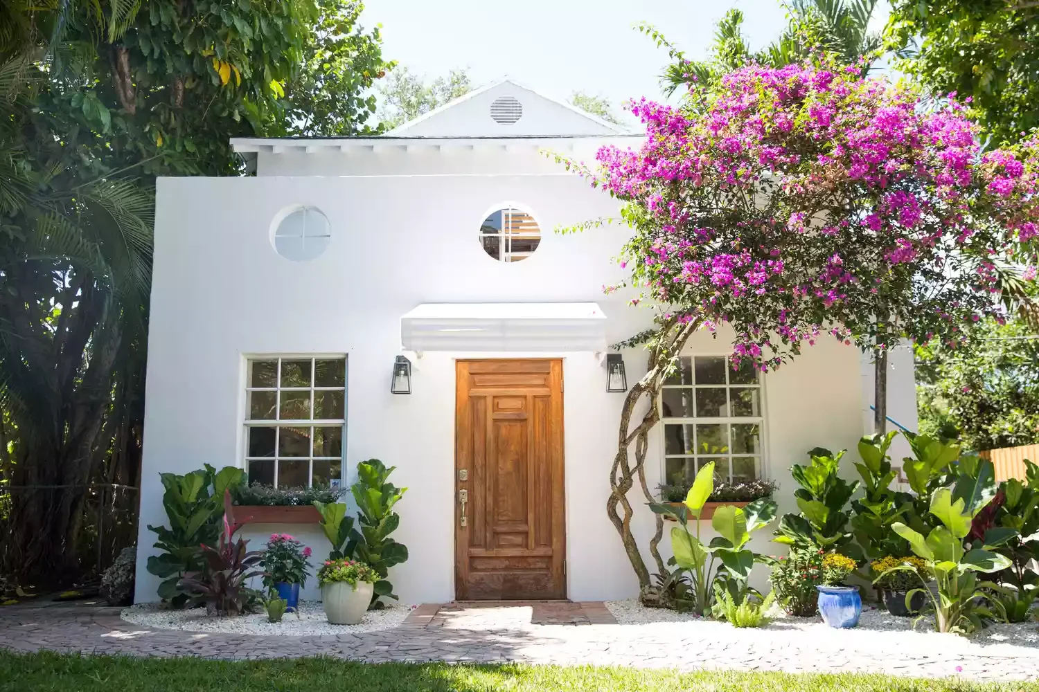30 Front Walkway Ideas That Will Transform Your Home's First Impression Guest House Walkway