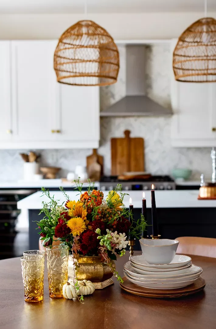 78 Beautiful Fall Table Decorating Ideas to Transform Your Seasonal Celebrations 56 Hack a Grocery Bouquet
