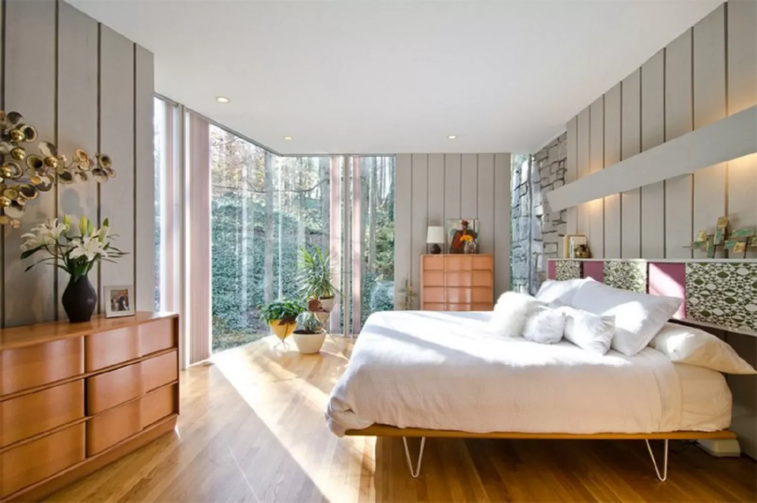 27 Stunning Midcentury Modern Bedroom Ideas That Will Transform Your Space 20 Hairpin Legs on Furniture