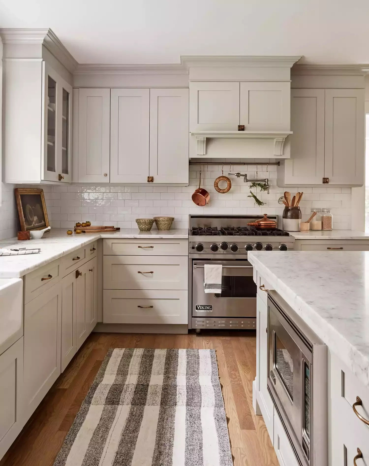 36 Stunning Kitchen Cabinet Hardware Ideas That Transform Your Space Half Moon