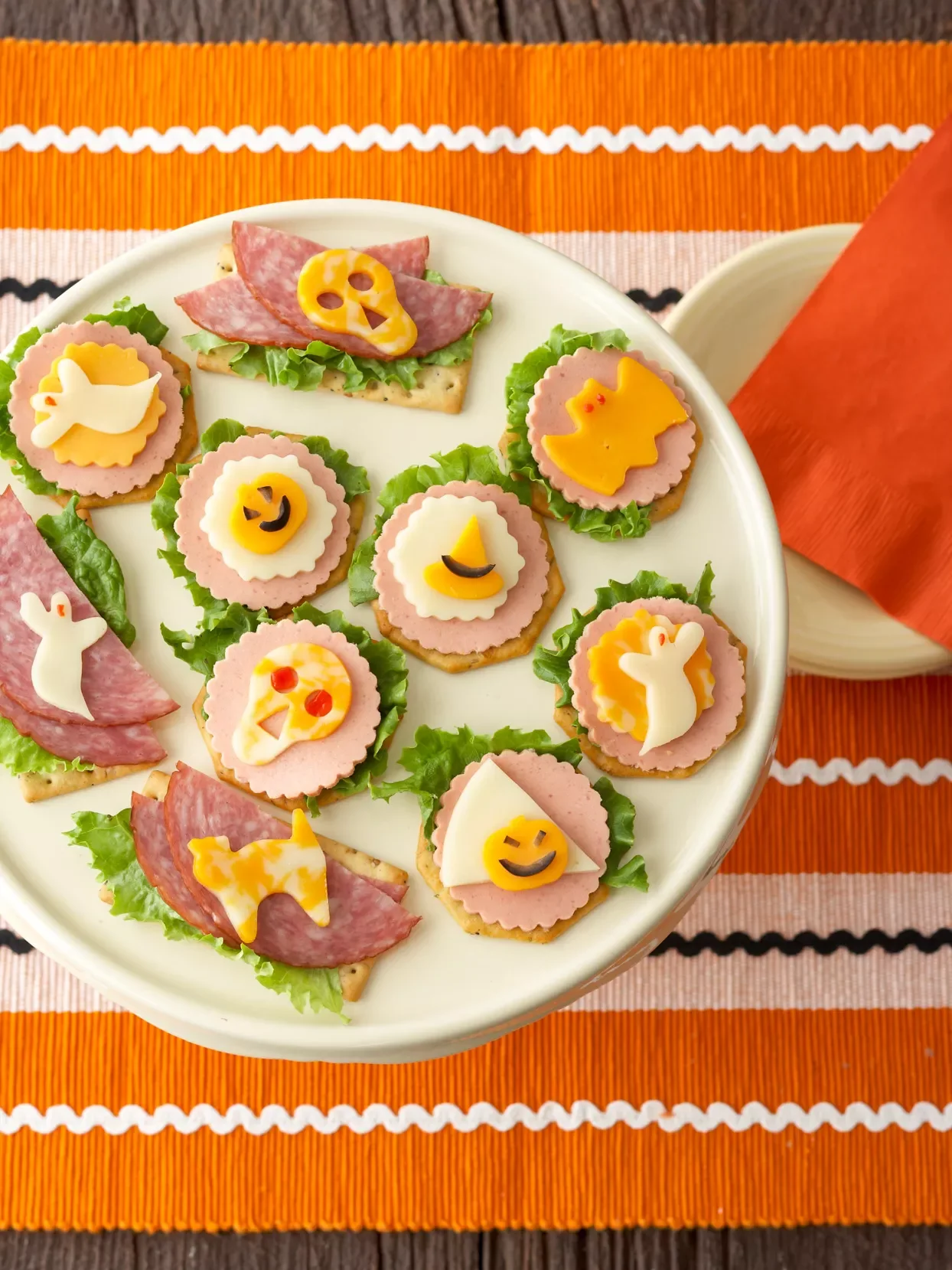 23 Spooky Halloween Charcuterie Board Ideas to Inspire You 17 Halloween Cheese and Crackers