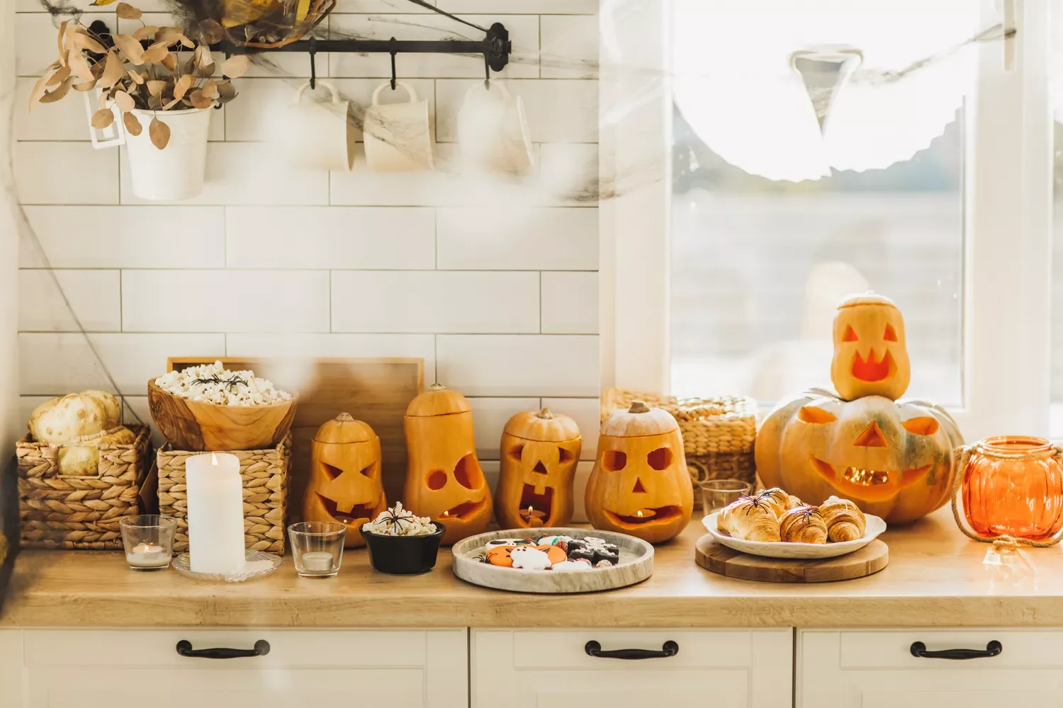 24 Subtle Fall Kitchen Decorating Ideas That Bring Perfect Autumn Warmth 5 Halloween Decor