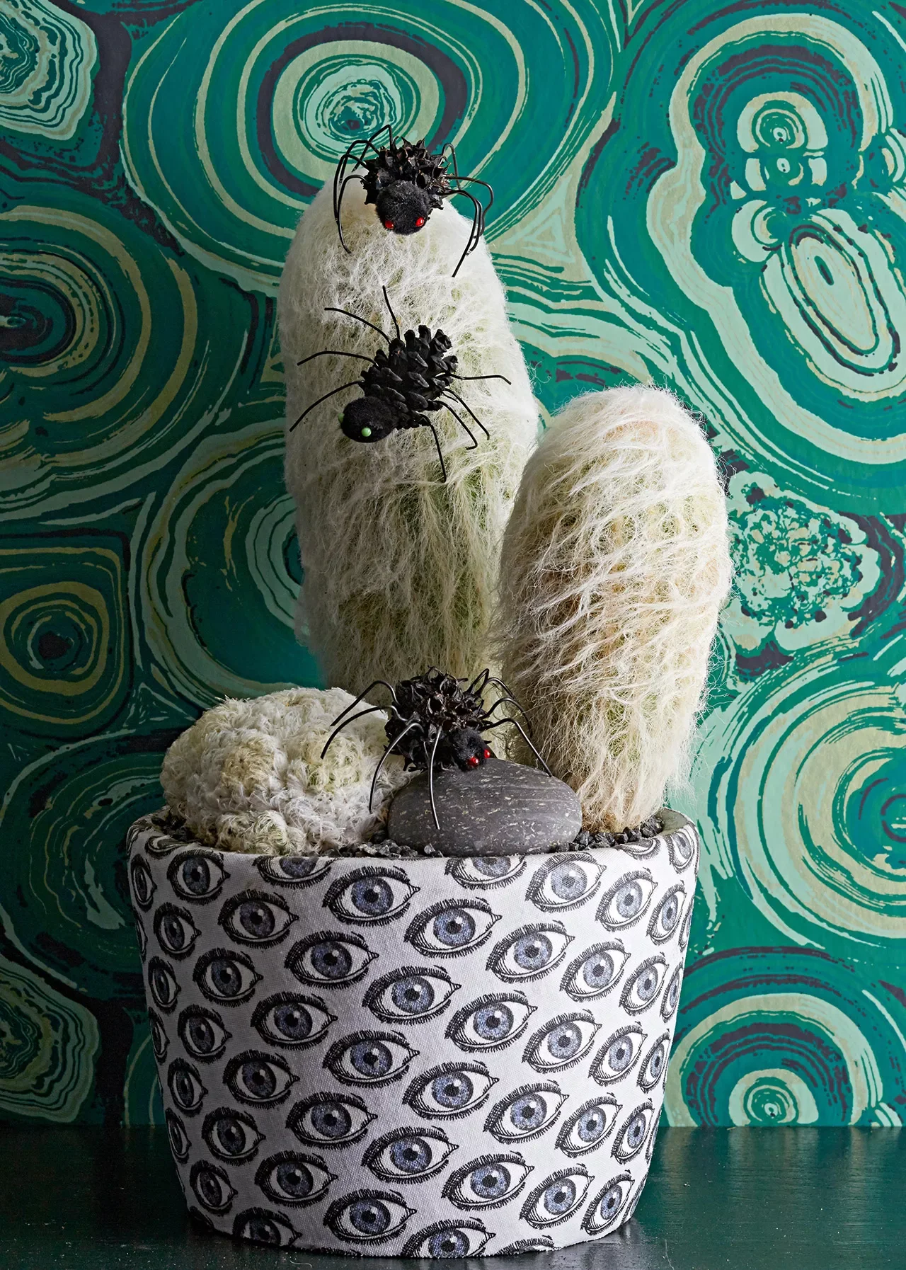 80 Quick Halloween Crafts You Can Complete in One Day 69 Halloween Pinecone Spiders