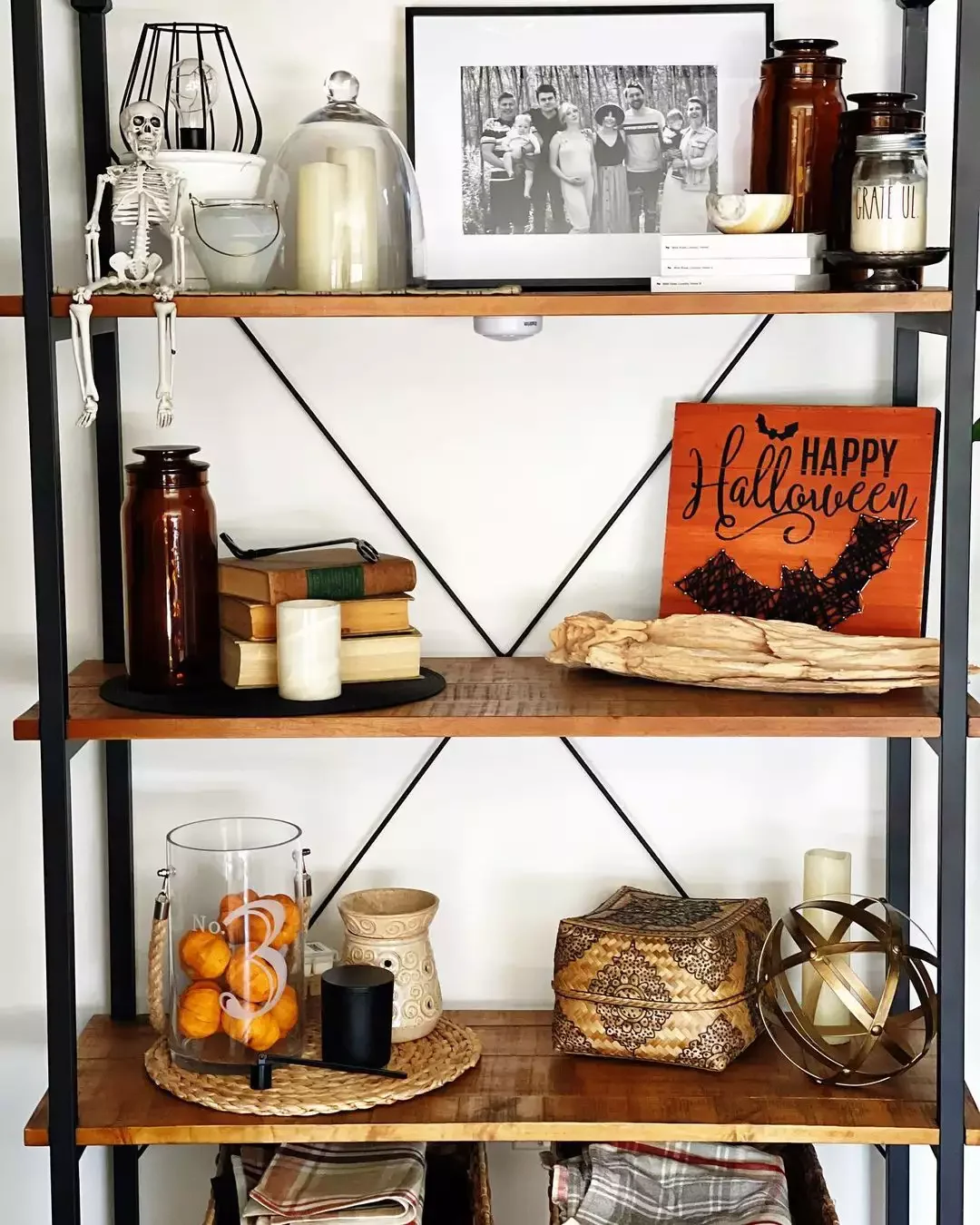 28 Creative Halloween Decorating Ideas You'll Want to Try Right Now 2 Halloween Touches on a Bookshelf