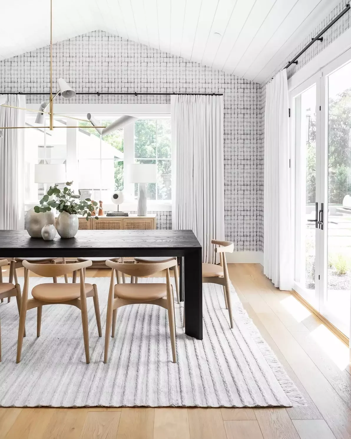 98 Stunning Dining Room Ideas to Transform Your Entertainment Space Hang Graphic Wallpaper