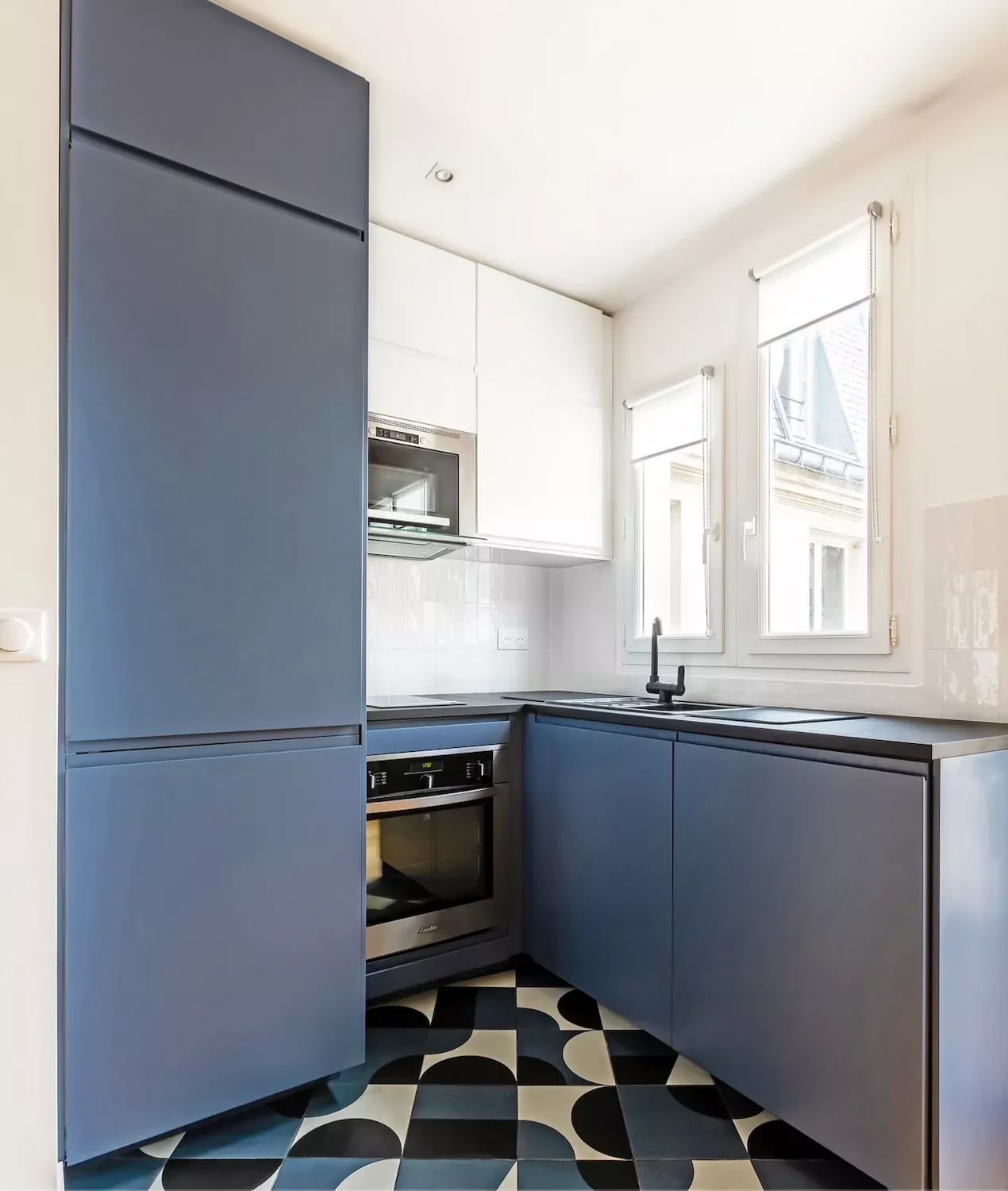 52 Creative Apartment Kitchen Ideas That Keep Your Security Deposit Safe 31 Hang Solar Shades
