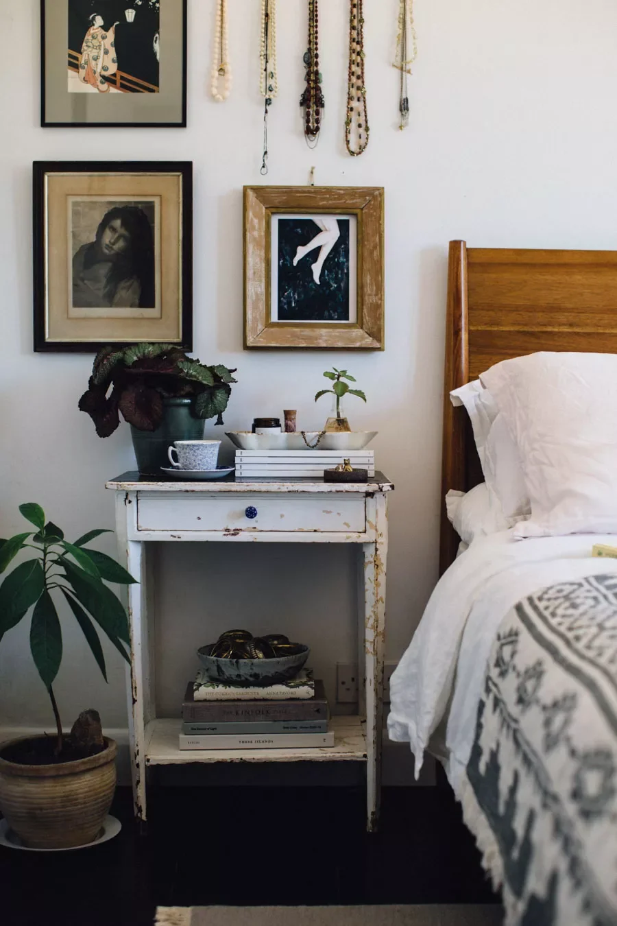 48 Bohemian Bedroom Ideas That Feel Effortlessly Chic and Personal 44 Hang Some Art