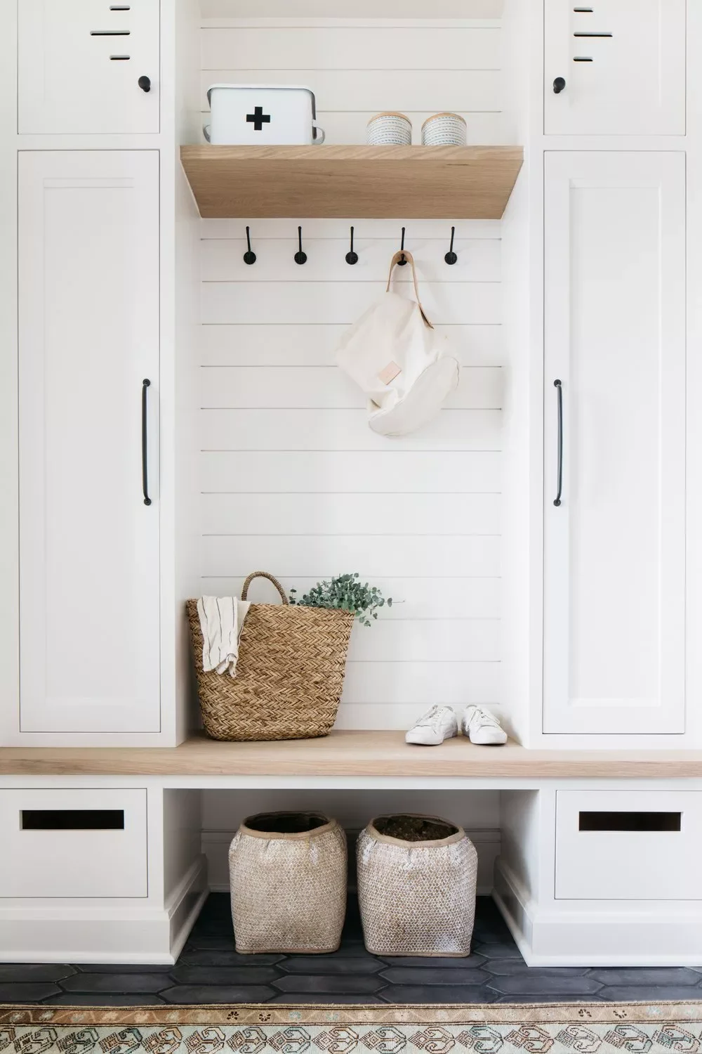 31 Brilliant Small Entryway Ideas That'll Make Your Space Feel Amazing Hang Staggered Hooks