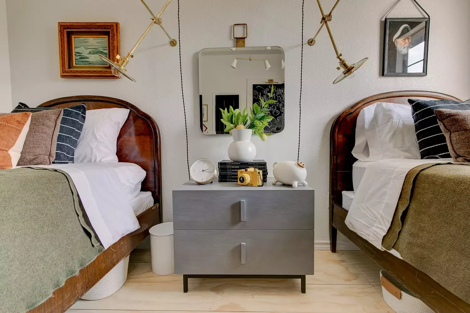 52 Creative and Stylish Teen Bedroom Design Ideas 33 Hang Thrift Store Art