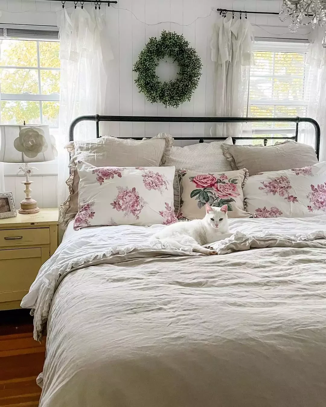 34 Dreamy Cottagecore Bedroom Ideas That Will Make You Want to Redecorate Tonight 16 Hang a Boxwood Wreath