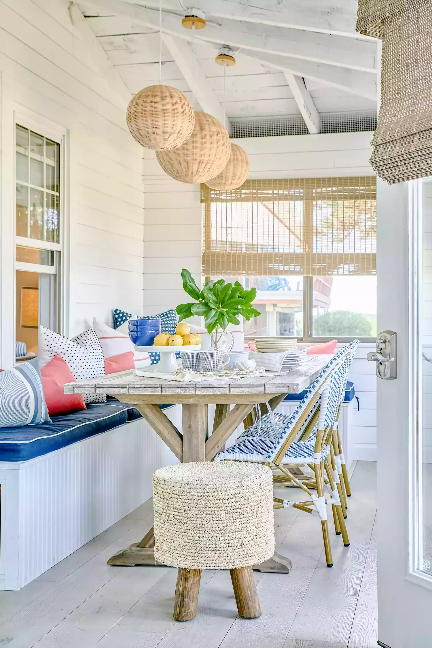 24 Stunning Modern Screened Porch Ideas to Transform Your Outdoor Living Space 17 Hang a Cluster of Pendants
