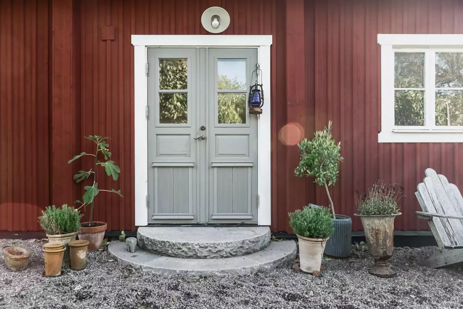 39 Stunning Front Door Decor Ideas to Welcome Every Season Hang a Vintage Lantern