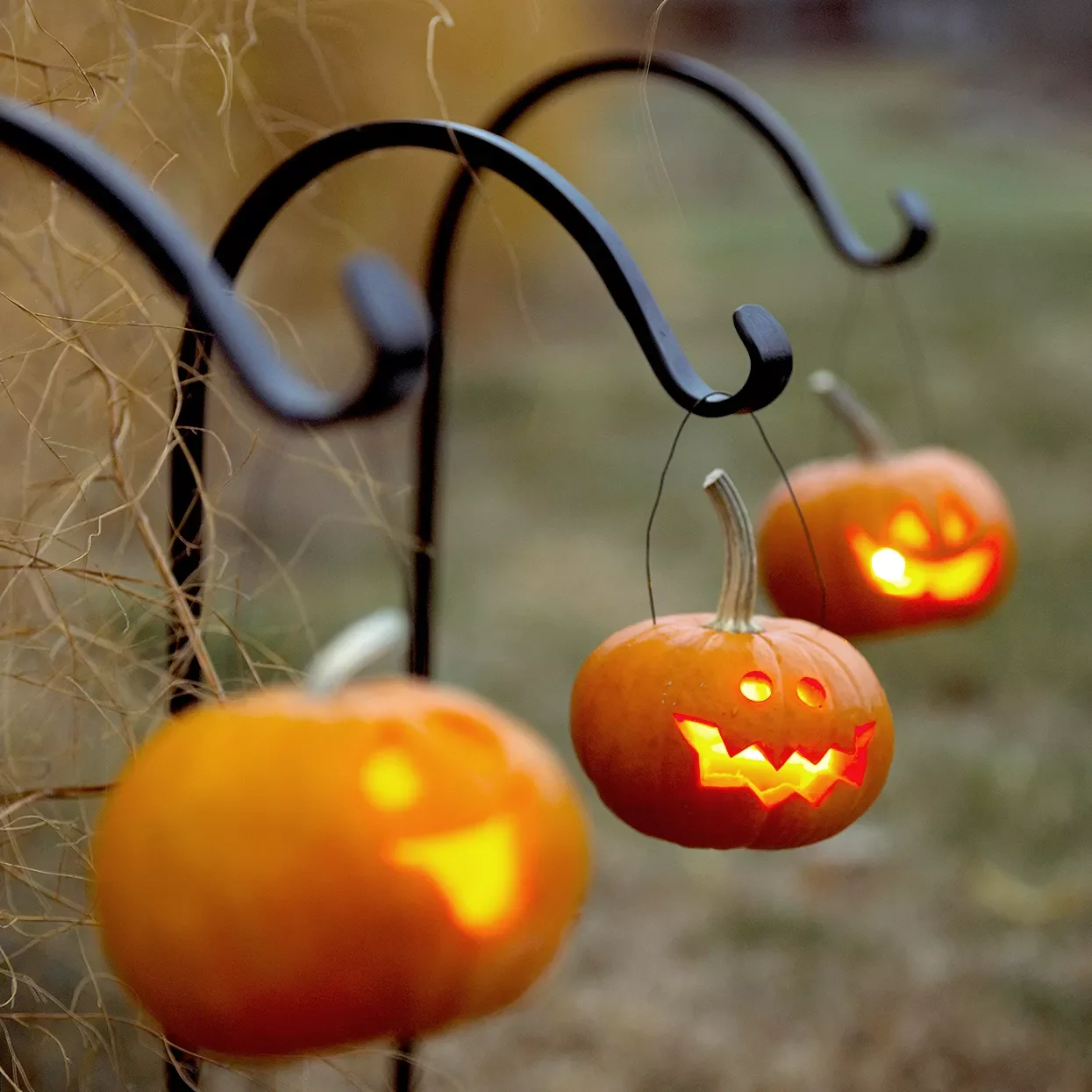 56 Creative DIY Halloween Decorations for Outdoor Spaces 7 Hanging Jack-o