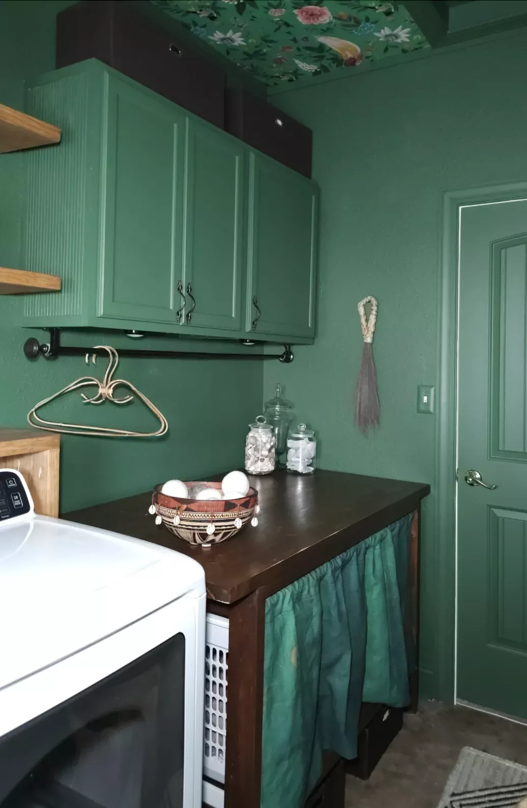 42 Brilliant Laundry Room Organization Solutions to Try This Season Hanging Rail