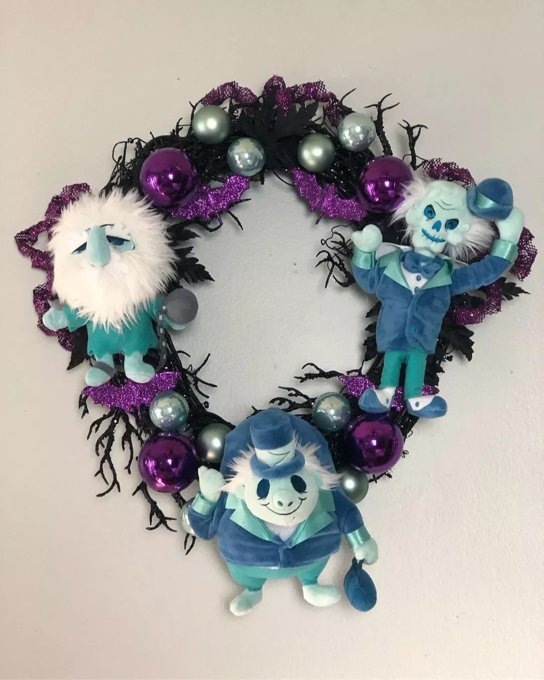 45 Spooktacular Halloween Wreath Ideas That Will Make Your Front Door the Neighborhood's Favorite Stop 32 Haunted Mansion Halloween Wreath