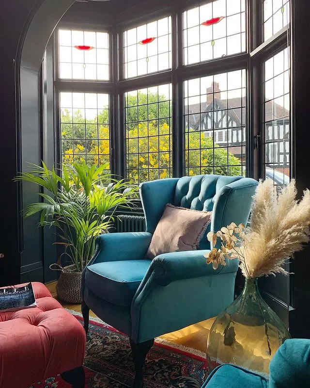 21 Stunning Bay Window Ideas That Will Transform Your Living Room 7 Have Fun With Green Friends