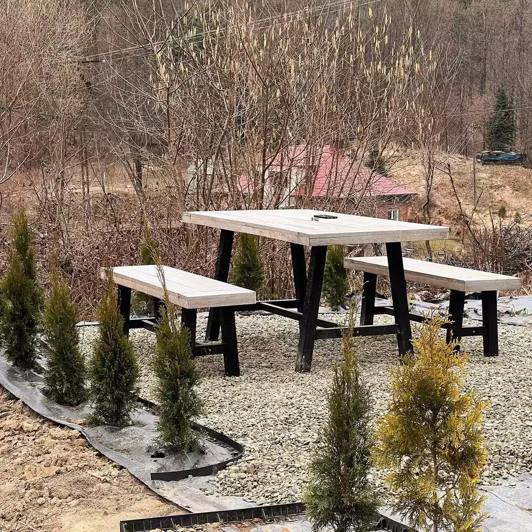 25 Outdoor Seating Ideas That'll Make You Want to Live Outside 14 Have a Picnic in Your Backyard