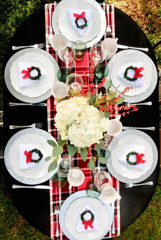 40 Stunning Christmas Table Decor Ideas That Will Make Your Holiday Gatherings Unforgettable 28 High Contrast