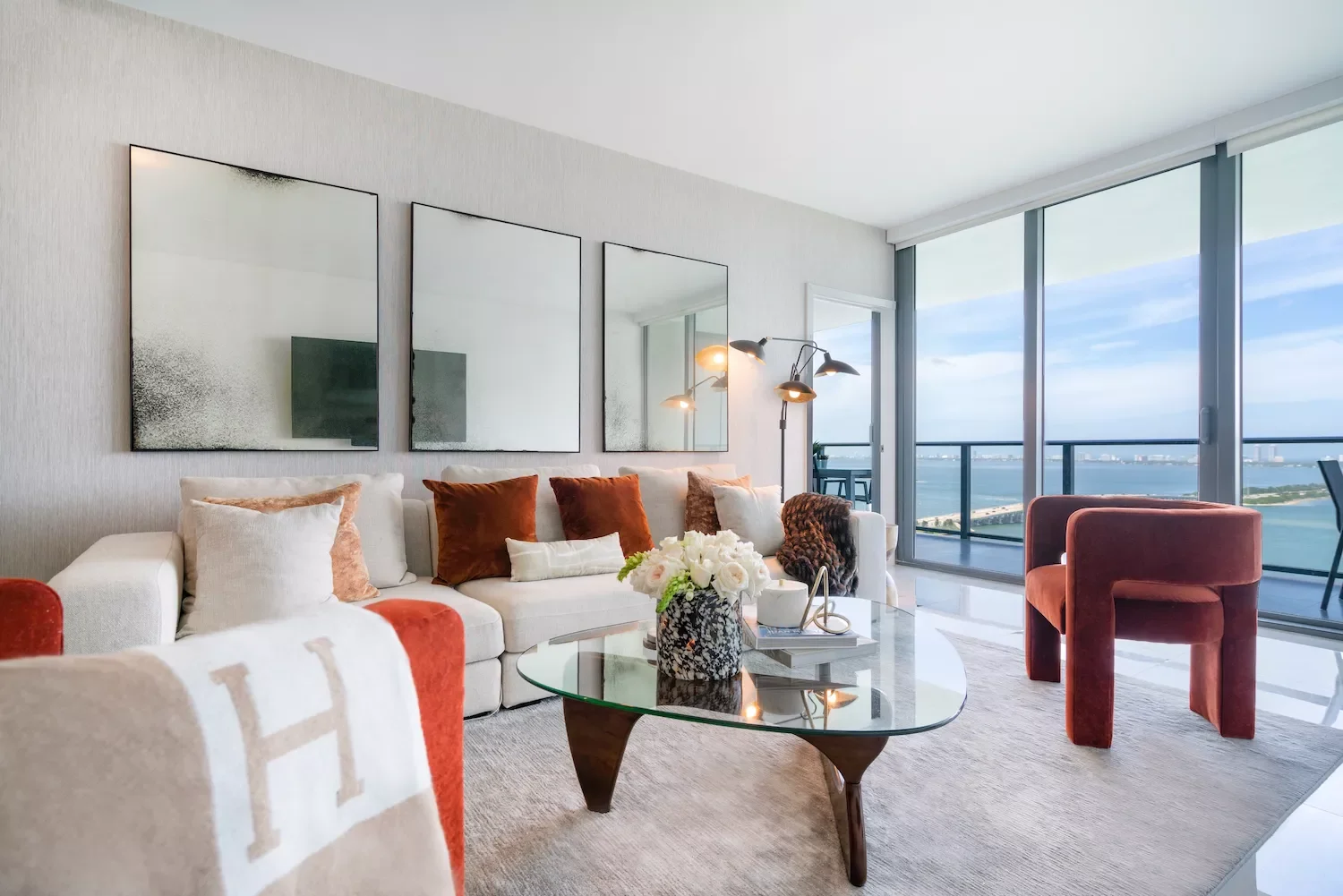32 Coastal Living Room Ideas That Bring Ocean Vibes Home 11 High Contrast