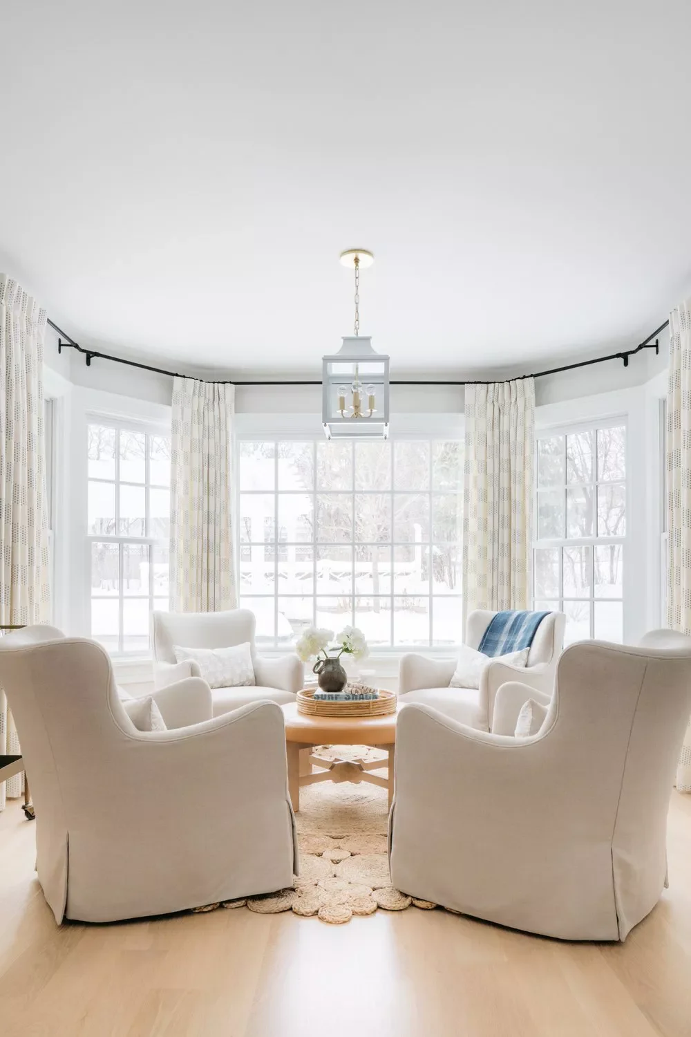 34 Classic Living Room Ideas That Never Go Out of Style Highlight Architectural Features