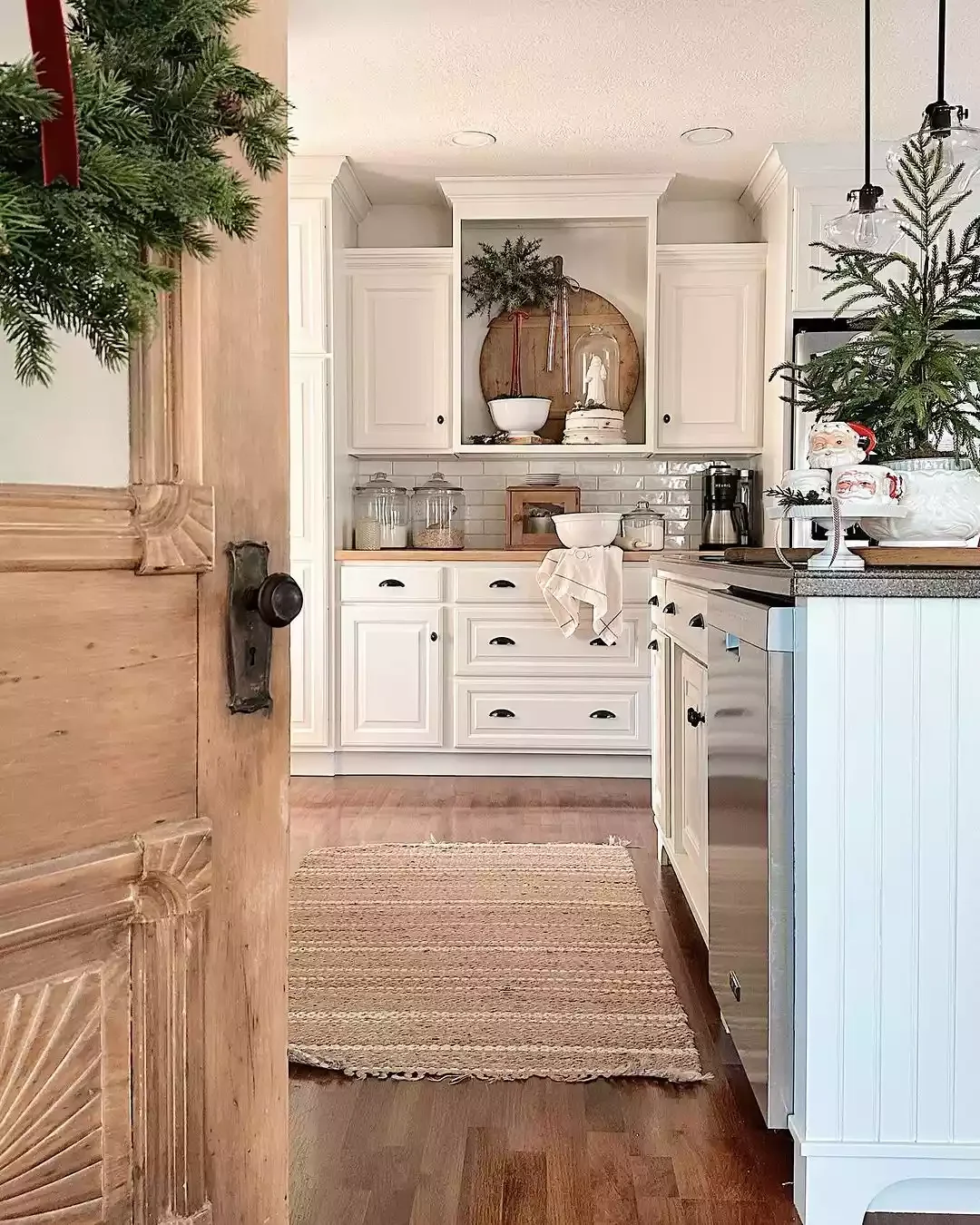 32 Charming Country Kitchen Ideas That'll Make You Never Want to Leave Your Cooking Space 29 Holiday Cheer