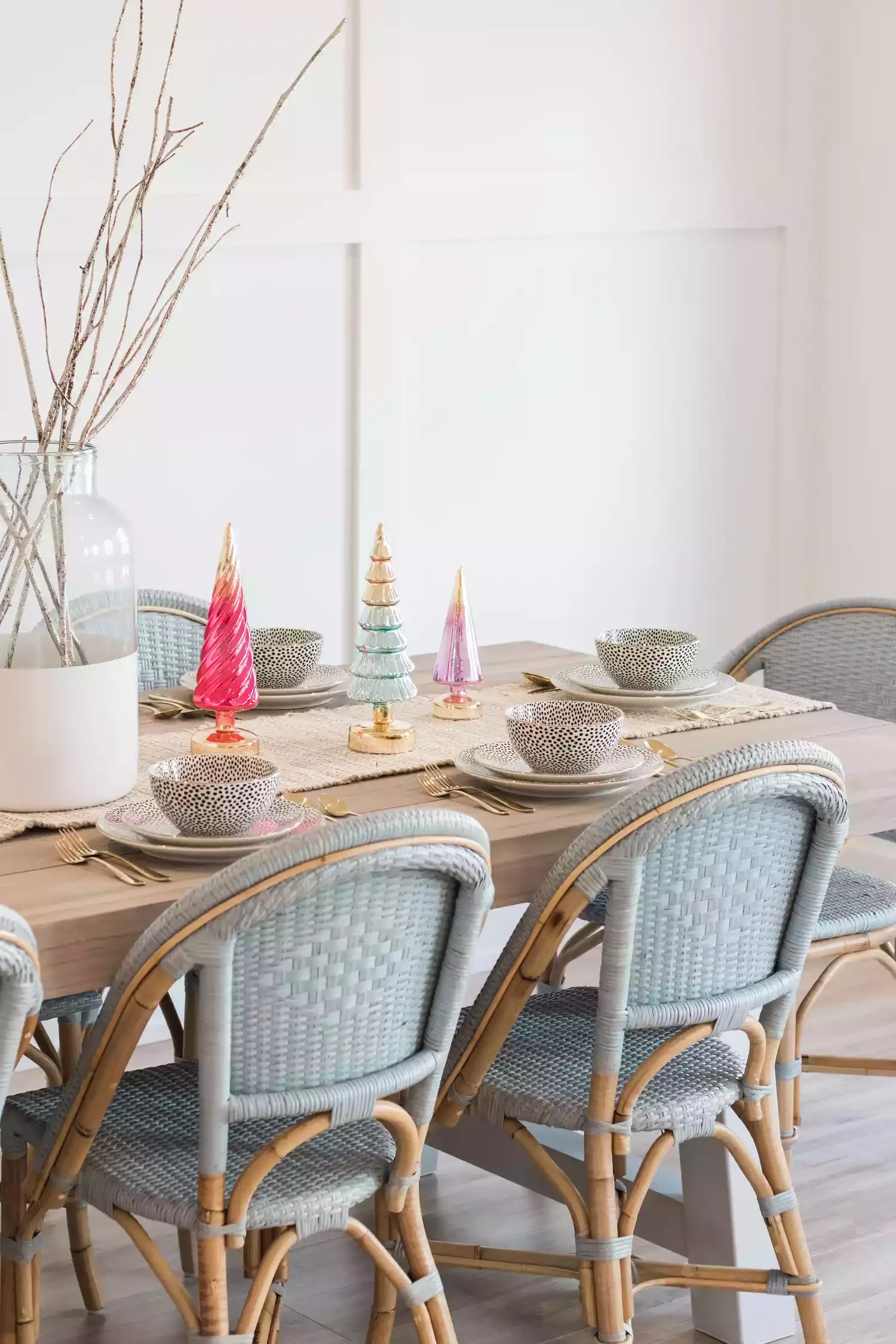 40 Stunning Christmas Table Decor Ideas That Will Make Your Holiday Gatherings Unforgettable 17 Holiday Pastels