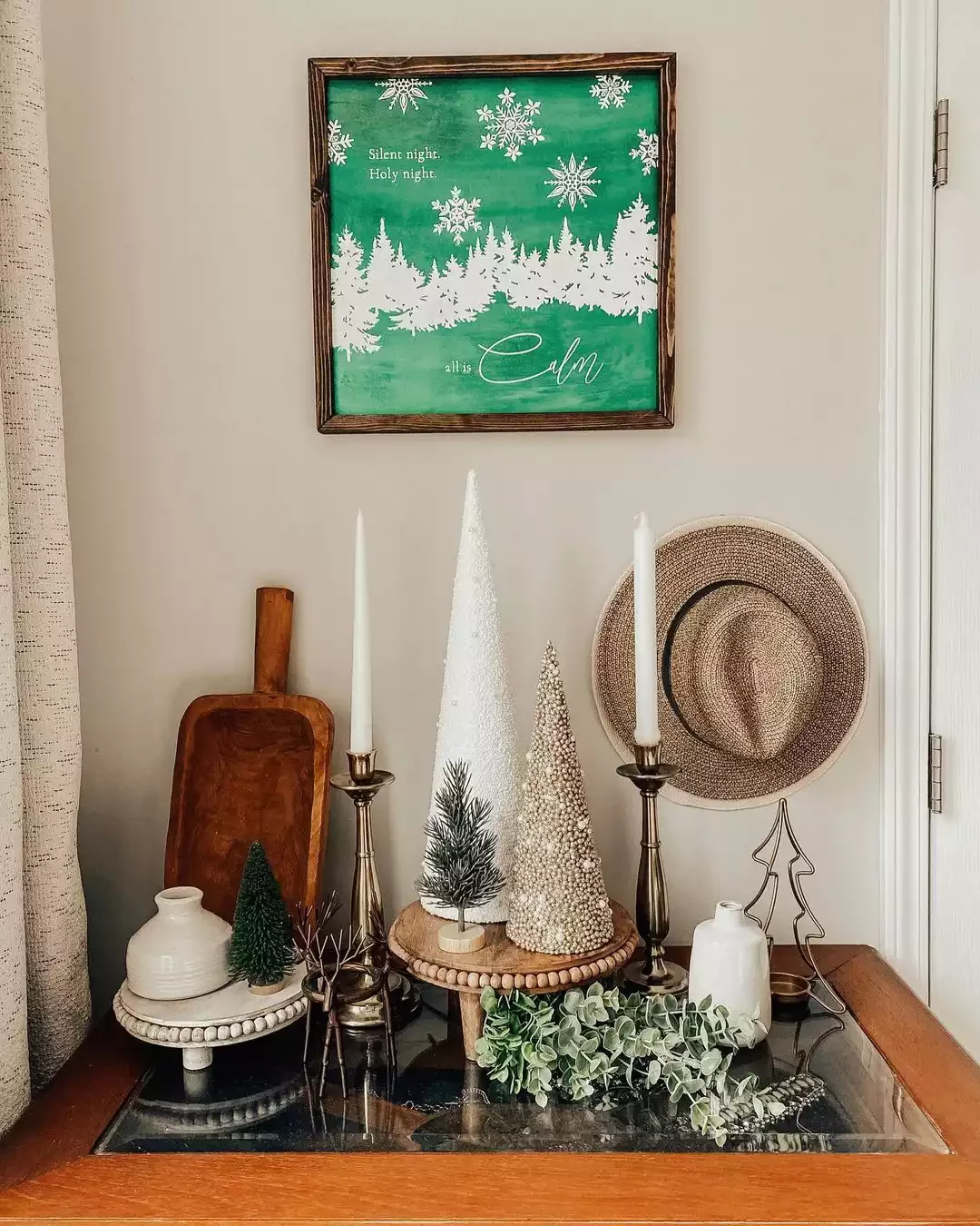 32 Stunning Christmas Wall Decorating Ideas to Transform Your Home Into a Holiday Haven 32 Holiday-Themed Artwork