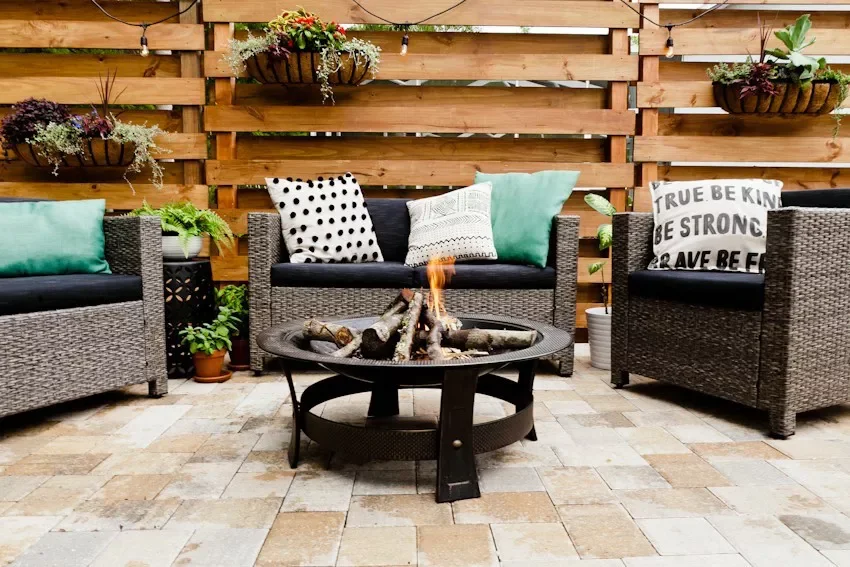 17 Stylish Horizontal Fence Designs That Will Transform Your Outdoor Privacy Horizontal Slat Fence DIY