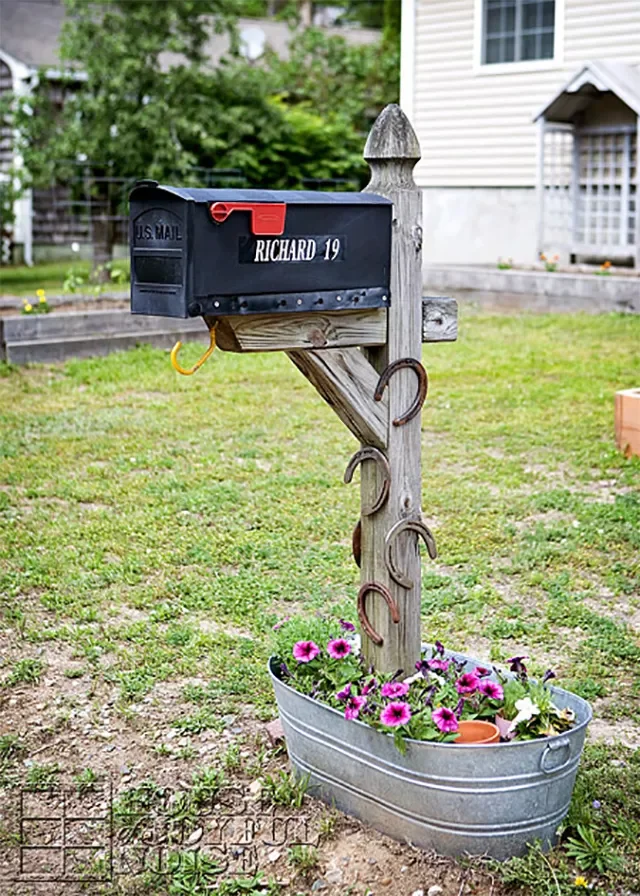 Horseshoe Mailbox Post