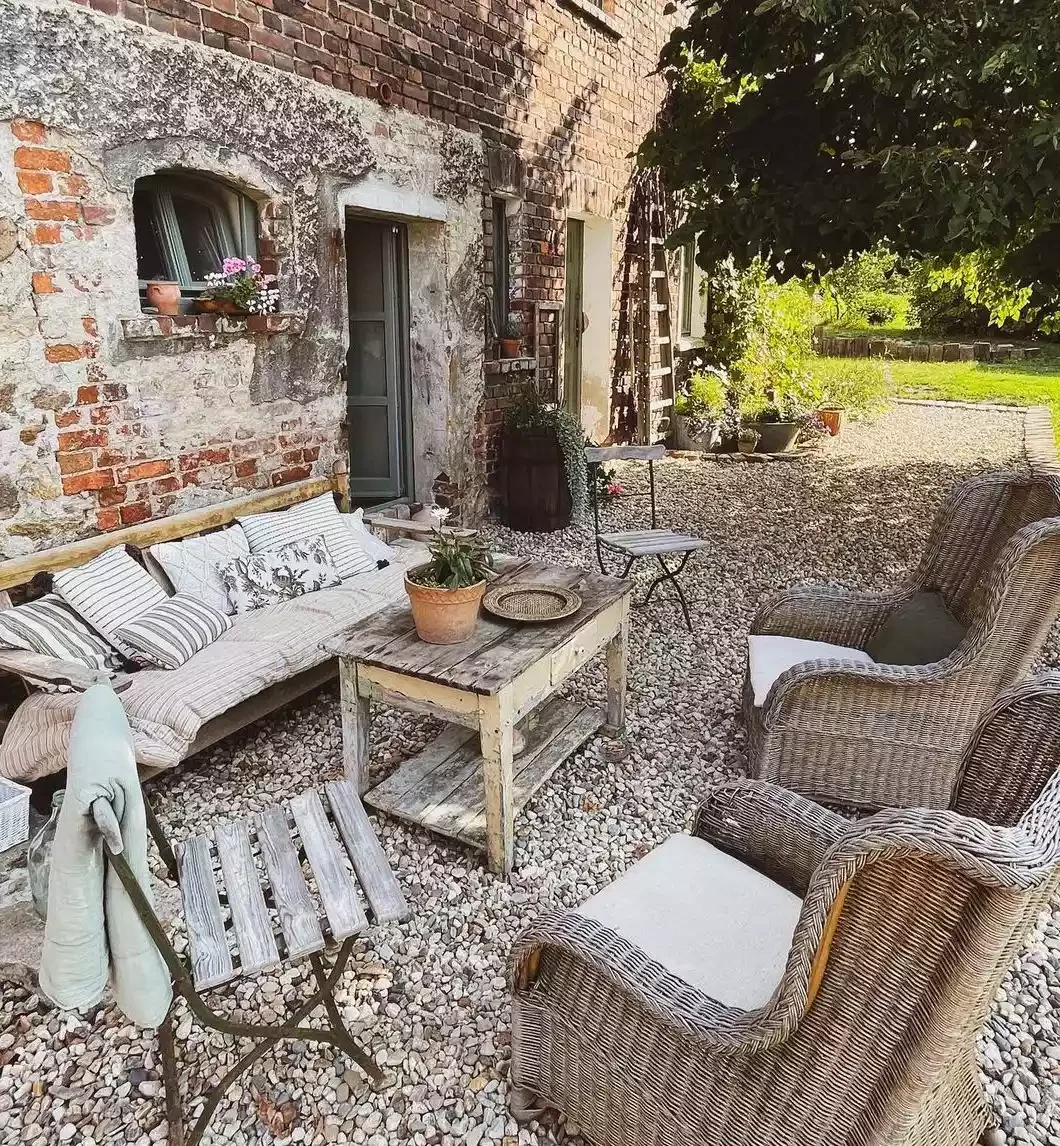 20 Creative and Budget-Friendly Gravel Patio Design Ideas 3 Imitate a Cottage