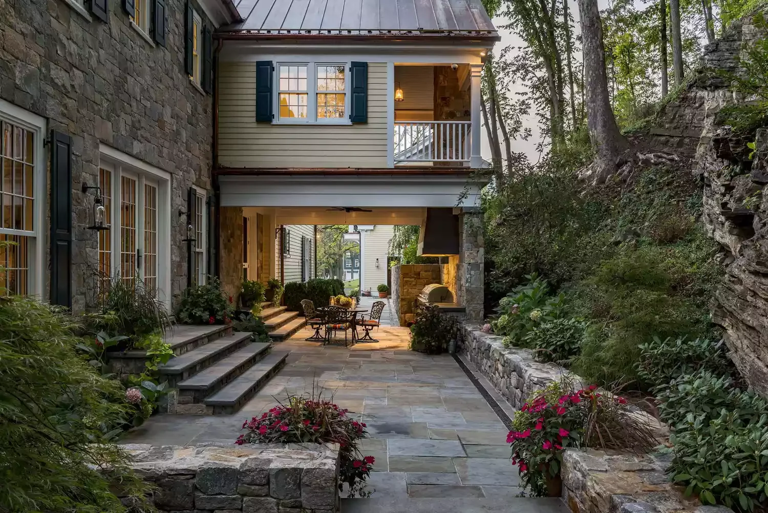 52 Beautiful Courtyard Ideas That Transform Your Outdoor Living Space Improvised Courtyard