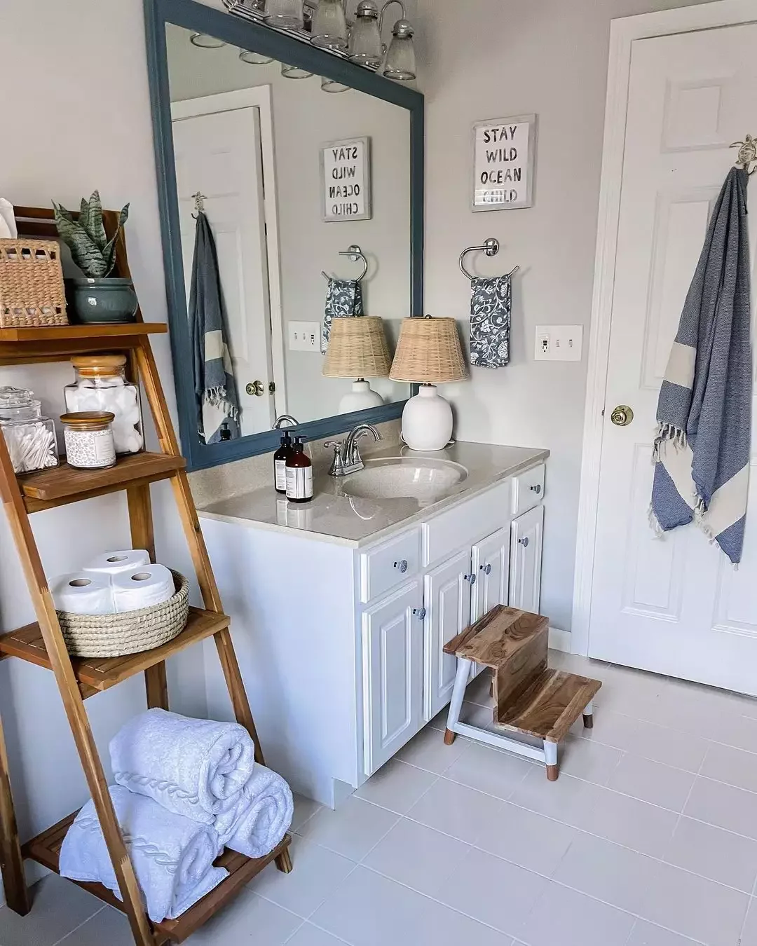 30 Beach-Inspired Bathroom Ideas That Bring Coastal Vibes Home 13 Include a Lamp