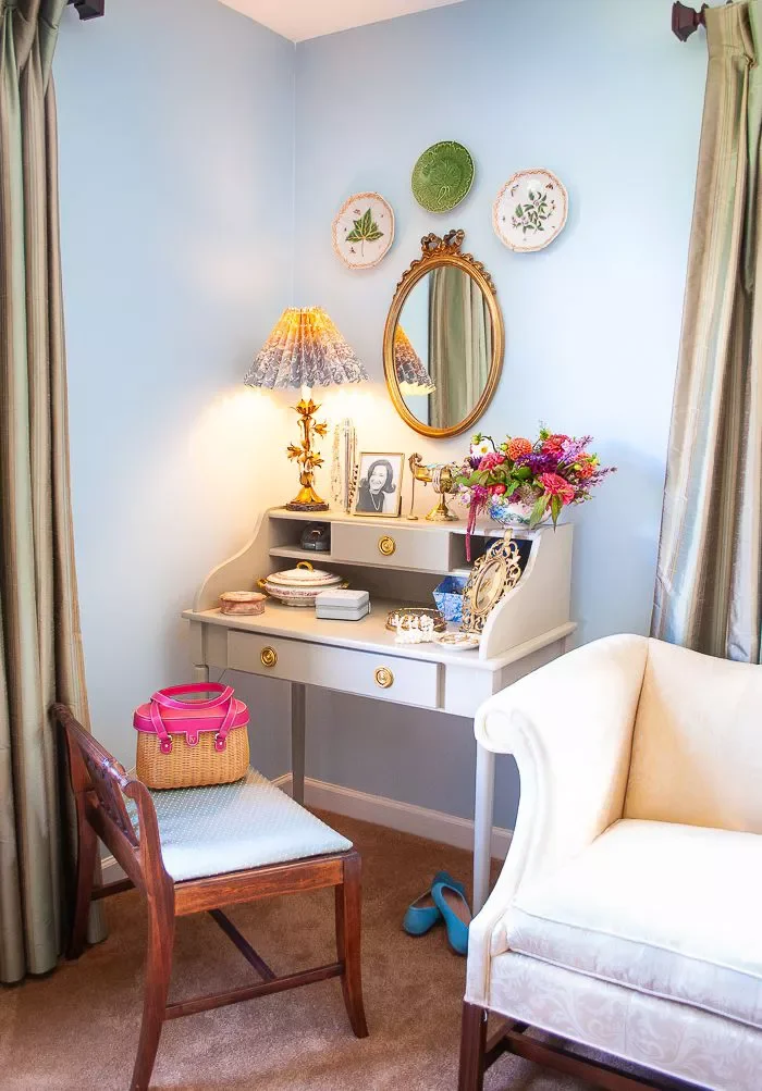25 Charming Ways to Create Your Dream Vintage-Style Bedroom 8 Include a Vanity