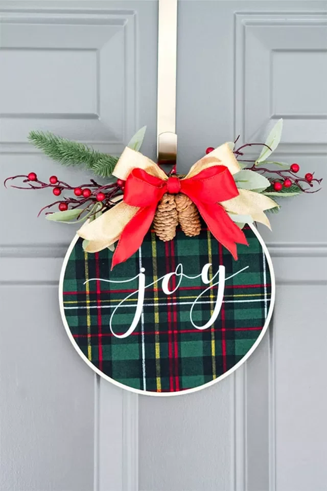 31 DIY Christmas Sign Ideas That Look Professionally Made Include an Embroidery Hoop