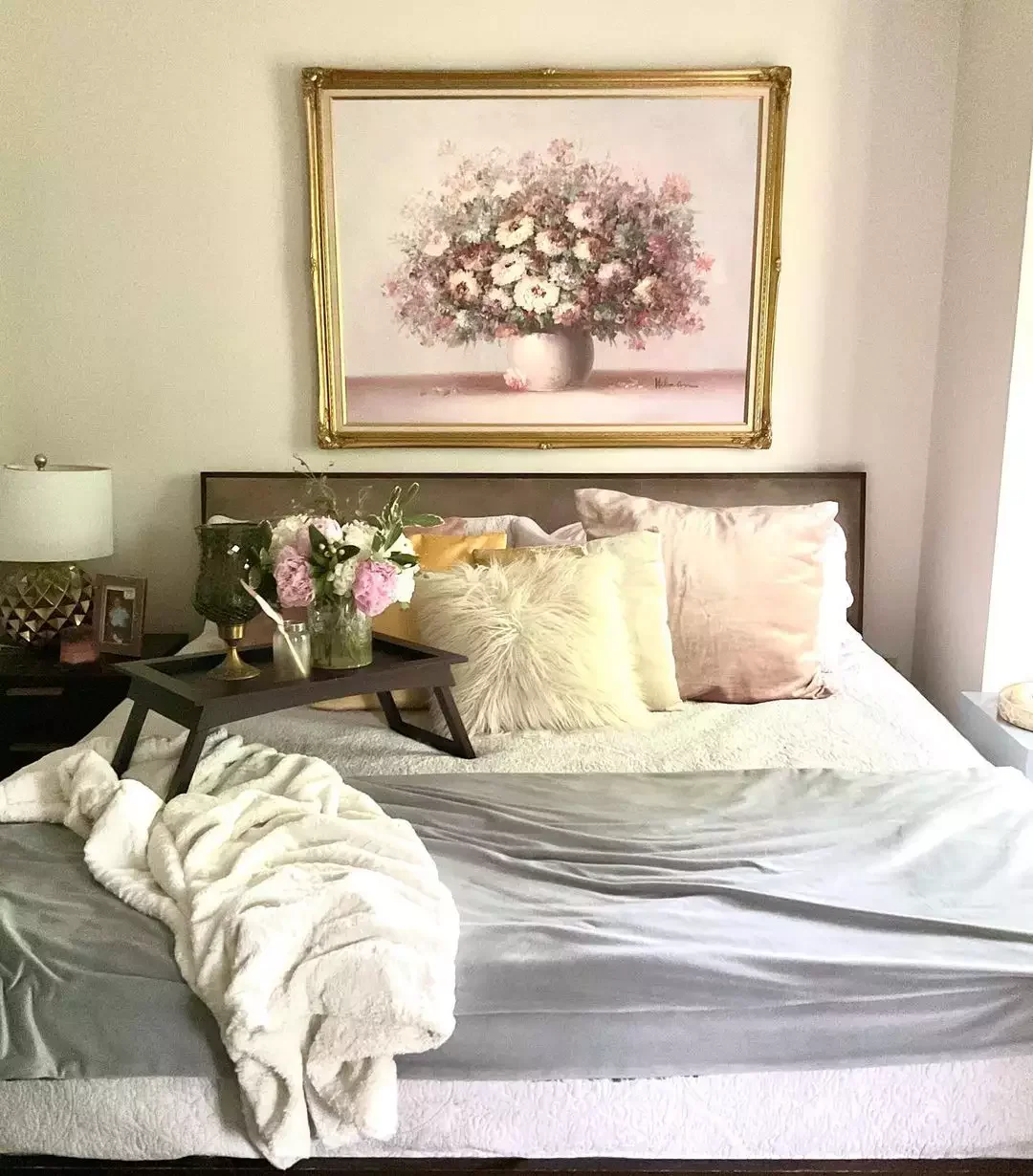 25 Charming Ways to Create Your Dream Vintage-Style Bedroom 3 Incorporate Florals
