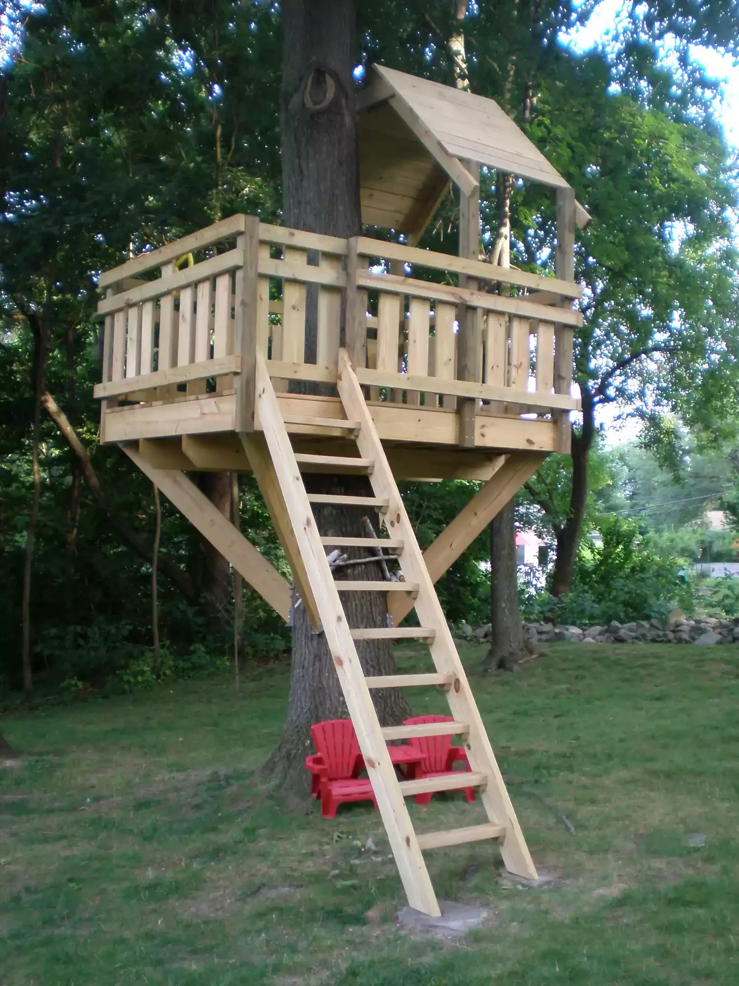 28 Amazing Treehouse Design Ideas That Will Transform Your Backyard 15 Incorporate Knee Braces