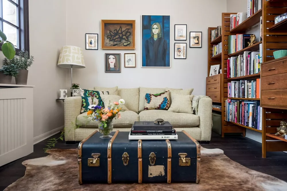 30 Beautiful Ways to Transform Your Apartment Into a Cozy Haven 17 Incorporate Vintage Pieces